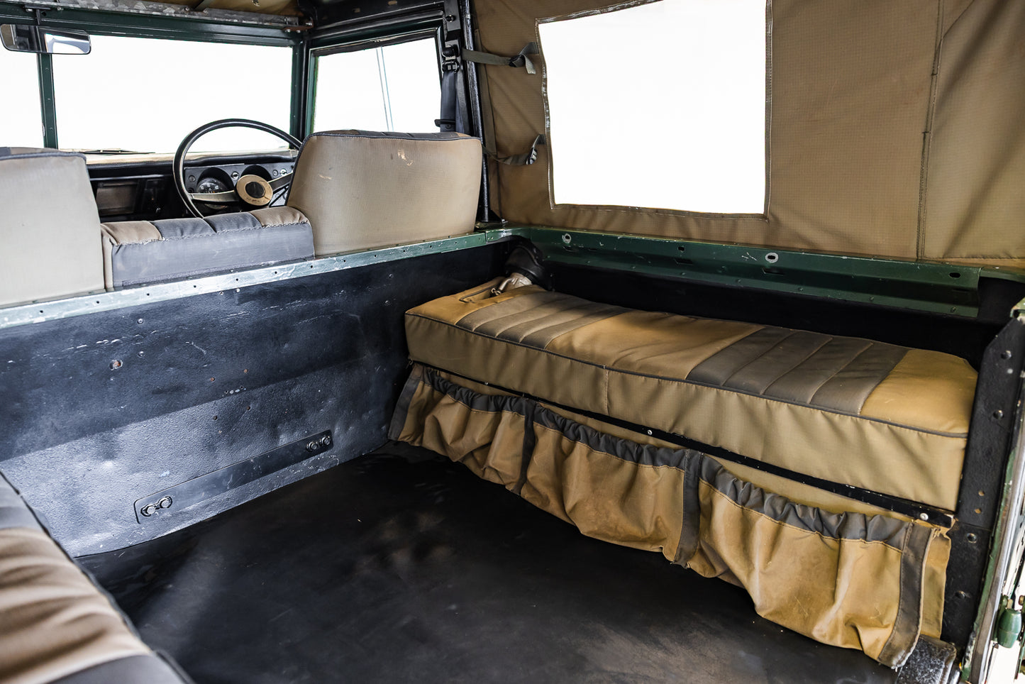 1979 Land Rover Series III 2.2L - 68000km showing