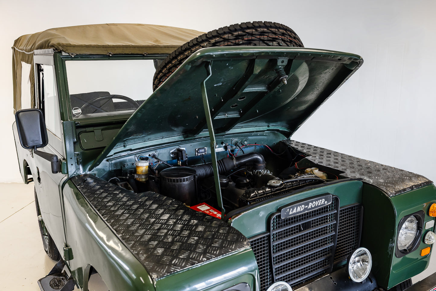 1979 Land Rover Series III 2.2L - 68000km showing